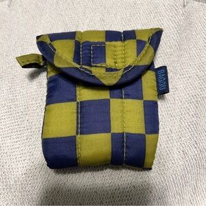 Baggu Puffy Earbuds Case in Pear Navy Check GUC